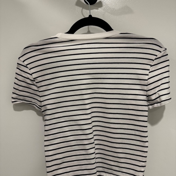 Abercrombie & Fitch Essential Tuckable Baby Tee – Soft A&F Essentials, Slim Fit - Picture 3 of 4